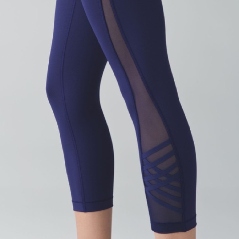 Lululemon Minimalist Crop in Hero Blue, SZ 4